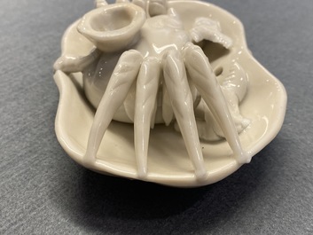 Une paire de compte-gouttes en forme de crabe en porcelaine blanc de Chine de Dehua, Kangxi