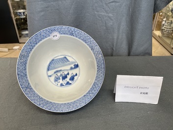 Een Chinese blauw-witte 'Xi Xiang Ji' klapmuts kom, Kangxi merk en periode