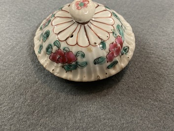 Une th&eacute;i&egrave;re couverte en porcelaine de Chine famille rose &agrave; d&eacute;cor de coqs, Yongzheng