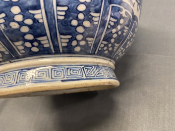 Een Chinese blauw-witte 'hu' vaas met floraal decor, Qianlong merk, 19e eeuw