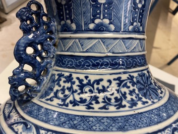 Een Chinese blauw-witte 'hu' vaas met floraal decor, Qianlong merk, 19e eeuw