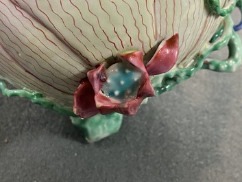 Une th&eacute;i&egrave;re couverte en porcelaine de Chine famille rose en forme de lotus, Yongzheng