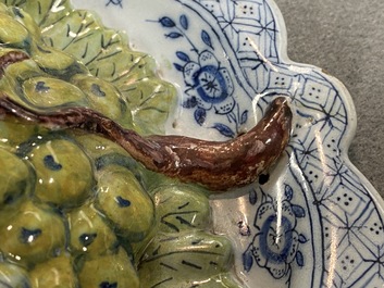 Une grappe de raisins sur pr&eacute;sentoir en fa&iuml;ence de Delft polychrome, 18&egrave;me