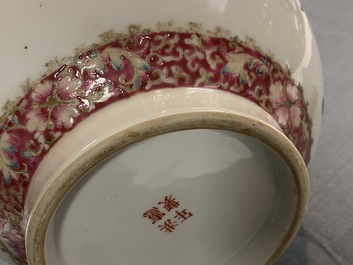 Un vase de forme bouteille en porcelaine de Chine famille rose, marque de Hongxian, R&eacute;publique
