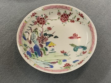 Een paar Chinese famille rose koppen en schotels met landschapsdecor, Yongzheng