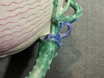 Une th&eacute;i&egrave;re couverte en porcelaine de Chine famille rose en forme de lotus, Yongzheng