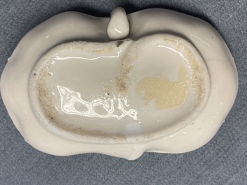 Une paire de compte-gouttes en forme de crabe en porcelaine blanc de Chine de Dehua, Kangxi