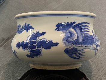 Un br&ucirc;le-parfum en porcelaine de Chine en bleu et blanc, Kangxi