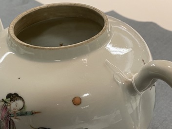 Een Chinese famille rose theepot met deksel, Guangxu merk en periode