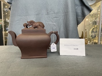 Een grote Chinese Yixing steengoed theepot met deksel, Kangxi