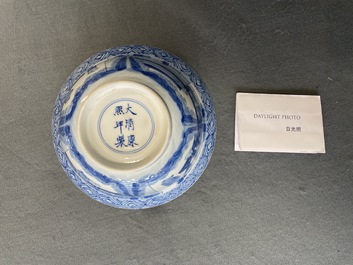 Een Chinese blauw-witte 'Xi Xiang Ji' klapmuts kom, Kangxi merk en periode
