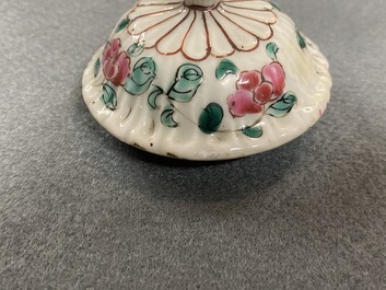 Une th&eacute;i&egrave;re couverte en porcelaine de Chine famille rose &agrave; d&eacute;cor de coqs, Yongzheng