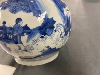Un vase de forme bouteille en porcelaine de Chine en bleu et blanc, &eacute;poque Transition
