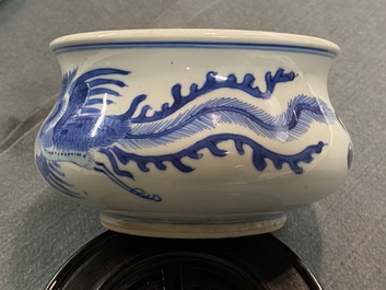 Un br&ucirc;le-parfum en porcelaine de Chine en bleu et blanc, Kangxi