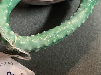 Une th&eacute;i&egrave;re couverte en porcelaine de Chine famille rose en forme de lotus, Yongzheng