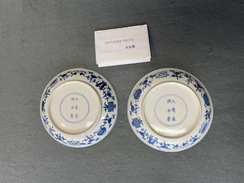 Une paire de coupes en porcelaine de Chine en bleu et blanc, marque et &eacute;poque de Kangxi