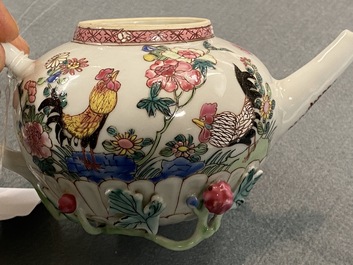 Une th&eacute;i&egrave;re couverte en porcelaine de Chine famille rose &agrave; d&eacute;cor de coqs, Yongzheng
