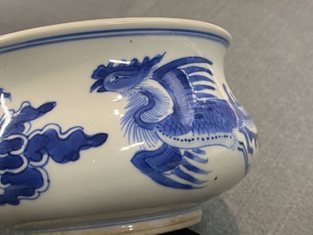 Un br&ucirc;le-parfum en porcelaine de Chine en bleu et blanc, Kangxi
