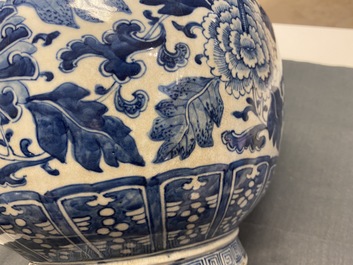 Een Chinese blauw-witte 'hu' vaas met floraal decor, Qianlong merk, 19e eeuw