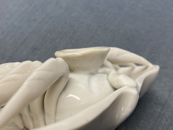 Une paire de compte-gouttes en forme de crabe en porcelaine blanc de Chine de Dehua, Kangxi
