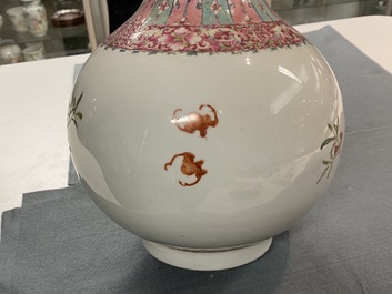Un vase de forme bouteille en porcelaine de Chine famille rose, marque de Hongxian, R&eacute;publique