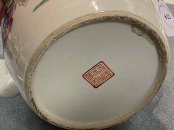 Een Chinese famille rose theepot met deksel, Guangxu merk en periode