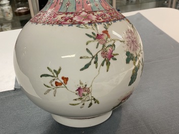 Un vase de forme bouteille en porcelaine de Chine famille rose, marque de Hongxian, R&eacute;publique