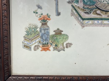 Een grote Chinese famille verte plaquette in gesculpteerde houten lijst, 19e eeuw