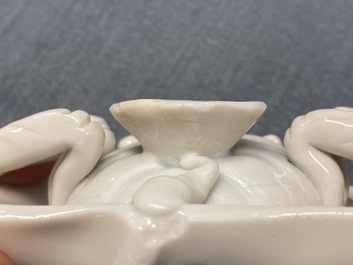 Une paire de compte-gouttes en forme de crabe en porcelaine blanc de Chine de Dehua, Kangxi