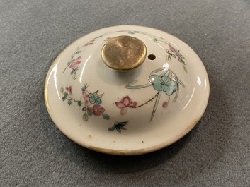 Een Chinese famille rose theepot met deksel, Guangxu merk en periode