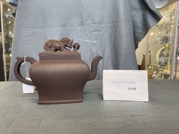 Een grote Chinese Yixing steengoed theepot met deksel, Kangxi