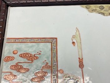Een grote Chinese famille verte plaquette in gesculpteerde houten lijst, 19e eeuw