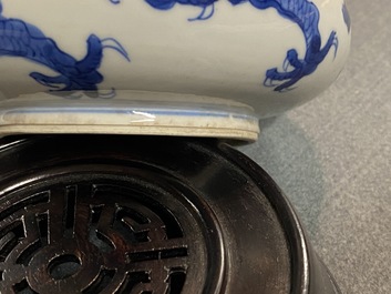 Un br&ucirc;le-parfum en porcelaine de Chine en bleu et blanc, Kangxi