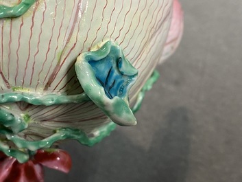 Une th&eacute;i&egrave;re couverte en porcelaine de Chine famille rose en forme de lotus, Yongzheng