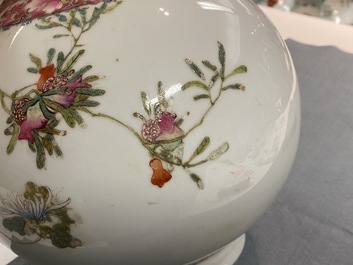 Un vase de forme bouteille en porcelaine de Chine famille rose, marque de Hongxian, R&eacute;publique