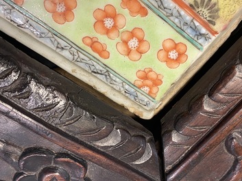 Een grote Chinese famille verte plaquette in gesculpteerde houten lijst, 19e eeuw