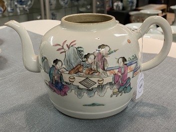 Een Chinese famille rose theepot met deksel, Guangxu merk en periode