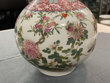 Un vase de forme bouteille en porcelaine de Chine famille rose, marque de Hongxian, R&eacute;publique