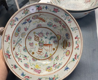 Trois bols en porcelaine de Chine famille rose, 19&egrave;me