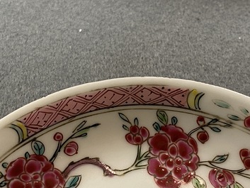 Een paar Chinese famille rose koppen en schotels met landschapsdecor, Yongzheng