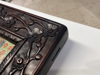 Een grote Chinese famille verte plaquette in gesculpteerde houten lijst, 19e eeuw