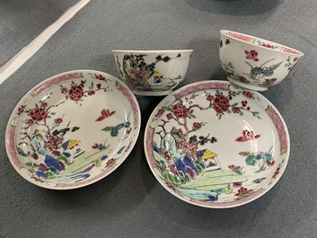 Een paar Chinese famille rose koppen en schotels met landschapsdecor, Yongzheng