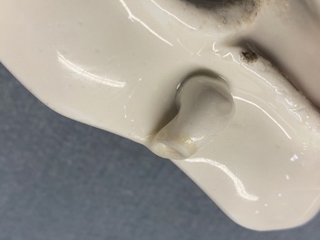 Une paire de compte-gouttes en forme de crabe en porcelaine blanc de Chine de Dehua, Kangxi