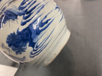 Un vase de forme bouteille en porcelaine de Chine en bleu et blanc, &eacute;poque Transition