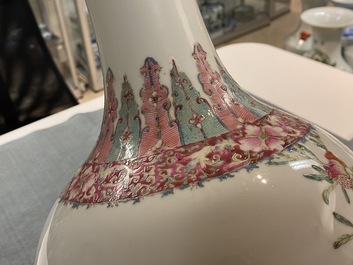 Un vase de forme bouteille en porcelaine de Chine famille rose, marque de Hongxian, R&eacute;publique