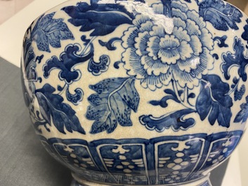 Een Chinese blauw-witte 'hu' vaas met floraal decor, Qianlong merk, 19e eeuw