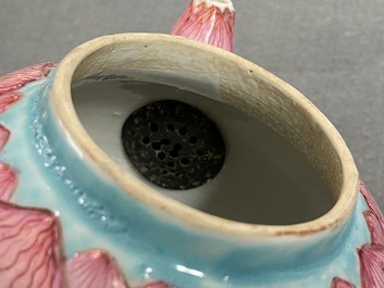 Une th&eacute;i&egrave;re couverte en porcelaine de Chine famille rose en forme de lotus, Yongzheng