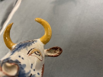 Une paire de mod&egrave;les de vaches en fa&iuml;ence de Delft polychrome, 18&egrave;me