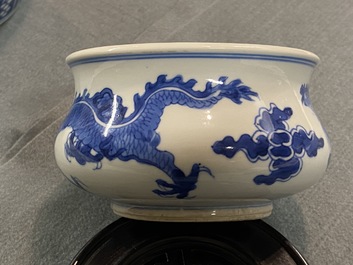 Un br&ucirc;le-parfum en porcelaine de Chine en bleu et blanc, Kangxi