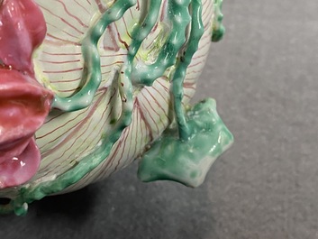 Une th&eacute;i&egrave;re couverte en porcelaine de Chine famille rose en forme de lotus, Yongzheng